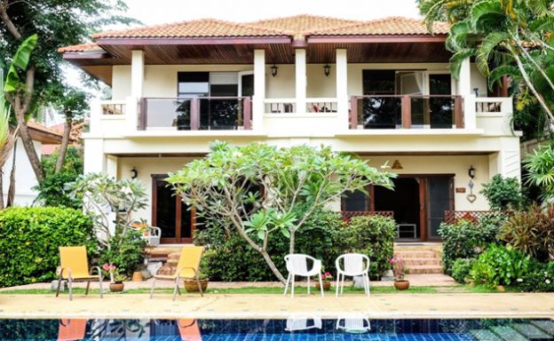 Beautiful Newly Renovated Duplex Unit in Bangrak
