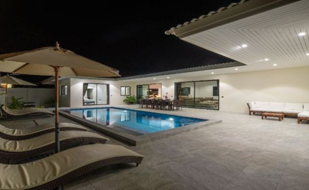 Tropical 5 Bedroom Modern Pool Villa in Lamai