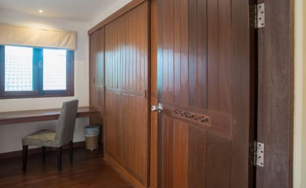 Traditional 3 Bed Beachside Pool Villas in Hua Thanon