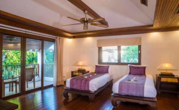 Traditional 3 Bed Beachside Pool Villas in Hua Thanon