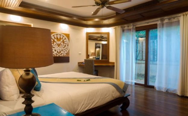 Traditional 3 Bed Beachside Pool Villas in Hua Thanon