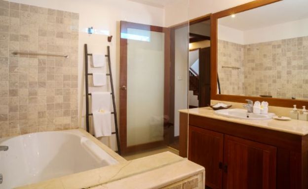 Traditional 3 Bed Beachside Pool Villas in Hua Thanon