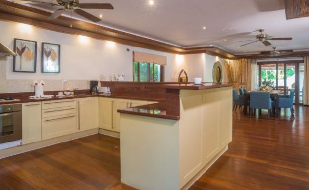 Traditional 3 Bed Beachside Pool Villas in Hua Thanon