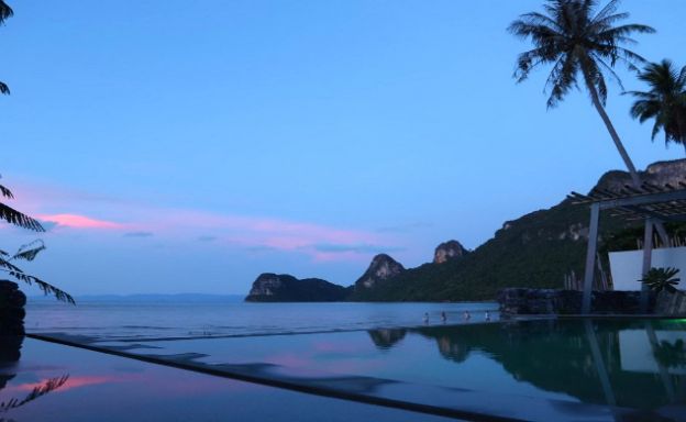 Beachfront Tropical Pool Villa Resort in Surat Thani