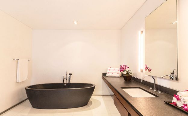 Luxury 5 Bed Sea View Beachside Villa in Phuket