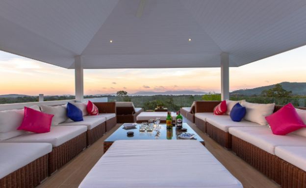 Sleek Modern 5 Bed Luxury Sea-view Villa in Maenam