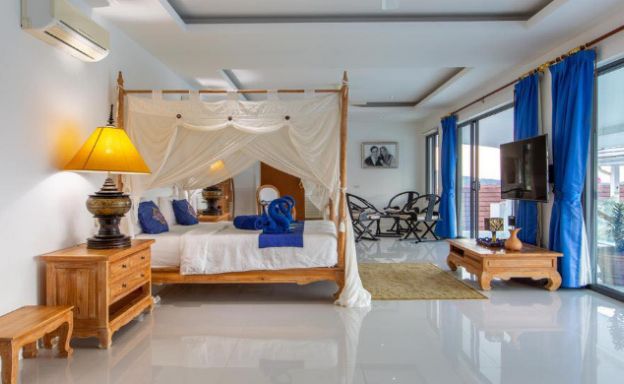 Sleek Modern 5 Bed Luxury Sea-view Villa in Maenam