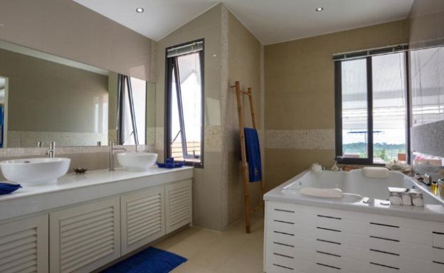 Sleek Modern 5 Bed Luxury Sea-view Villa in Maenam