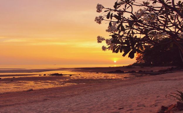 Charming 3 Bed Tropical Beachfront Villa in Laem Yai