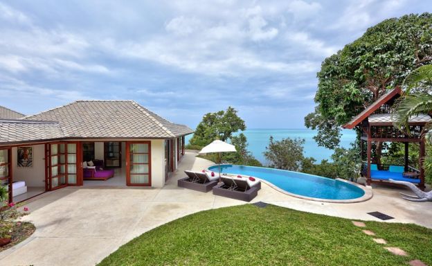 Beautiful 4 Bedroom Beachfront Villa in Choeng Mon