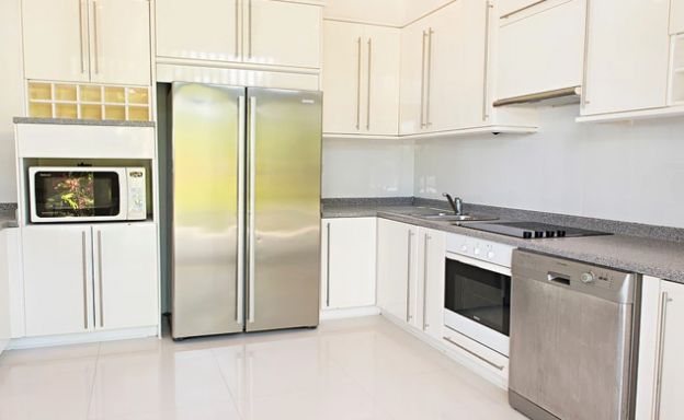 4 Bedroom Beachfront Pool Villa in Hua Thanon