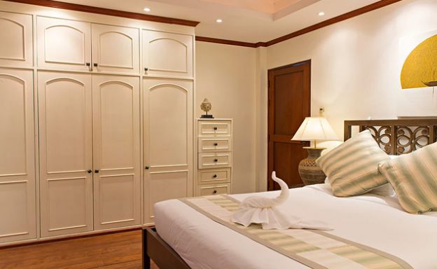 4 Bedroom Beachfront Pool Villa in Hua Thanon
