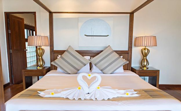 4 Bedroom Beachfront Pool Villa in Hua Thanon