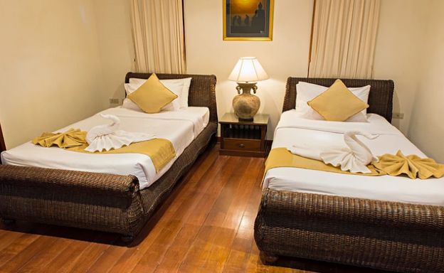 4 Bedroom Beachfront Pool Villa in Hua Thanon