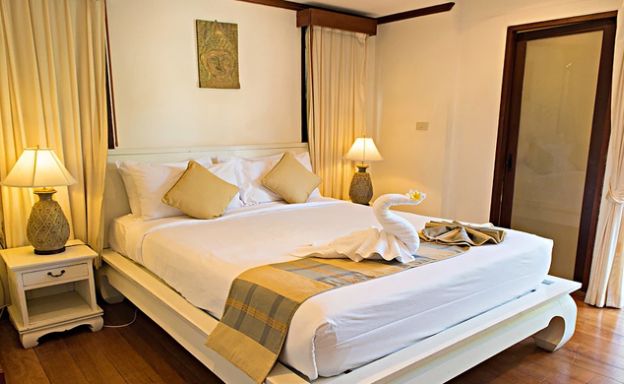 4 Bedroom Beachfront Pool Villa in Hua Thanon