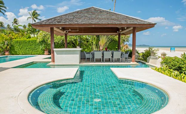 4 Bedroom Beachfront Pool Villa in Hua Thanon